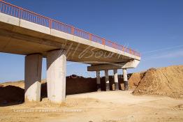 Image du Maroc Professionnelle de  Pont supérieur sur RR415 achevé remblai de fouille sous un passage à niveau de l'autoroute Sidi El Yamani Asilah, dimanche 14 avril 2002. (Photo / Abdeljalil Bounhar) 